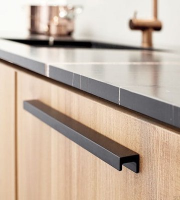Station 320 länglicher Möbelgriff Aluminium Schwarz Matt Gebürstet