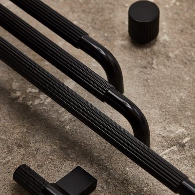 Helix Stripe 128 länglicher Möbelgriff Aluminium Schwarz