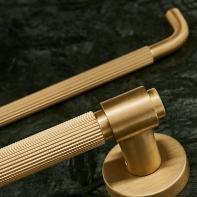 Verlängerter Möbelgriff Helix Stripe 128 Gold Brushed