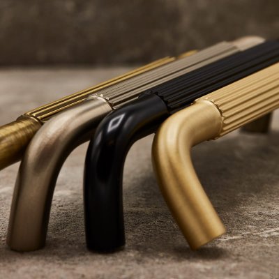 Verlängerter Möbelgriff Helix Stripe 160 Gold Brushed