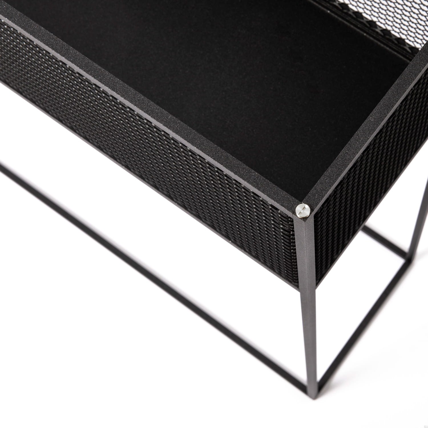 bp_meshed_planter_steel_detail_01_web.jpg