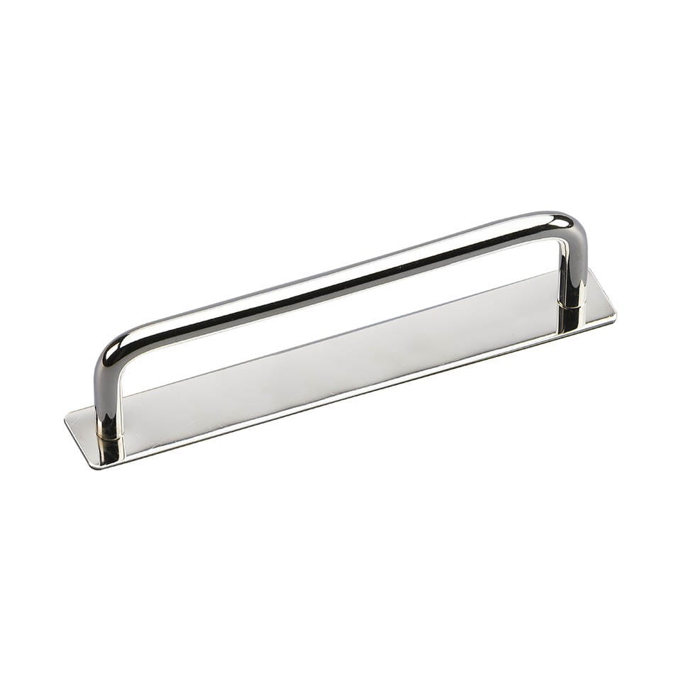 Zdjęcie przedstawia uchwyt meblowy podłużny z podstawą z serii  Royal Deluxe od Beslag Design