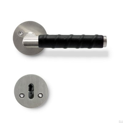 Kastrup 04 Silber mit schwarzem Standard-Türgriff im skandinavischen Stil