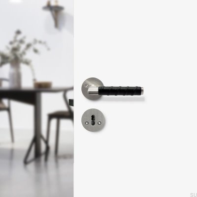 Kastrup 04 Silber mit schwarzem Standard-Türgriff im skandinavischen Stil