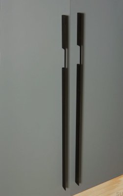 Peak 1120 länglicher Möbelgriff, gebürstetes schwarzes Aluminium (asymmetrisch)