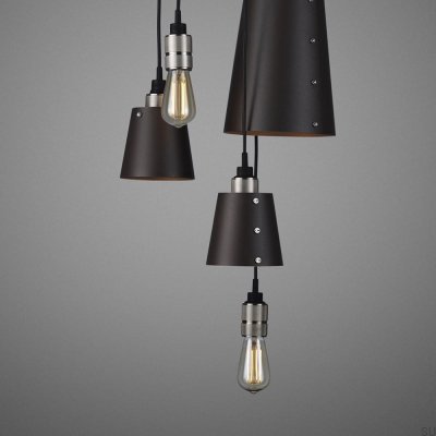 Kronleuchter mit Schirmen, 6,0 cm hoch, 2,6 m lang, Stahl, Graphit mit Silber