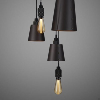 Kronleuchter mit Schirmen, 6,0 cm hoch, 2,6 m lang, Stahl, Graphit mit gebranntem Bronze