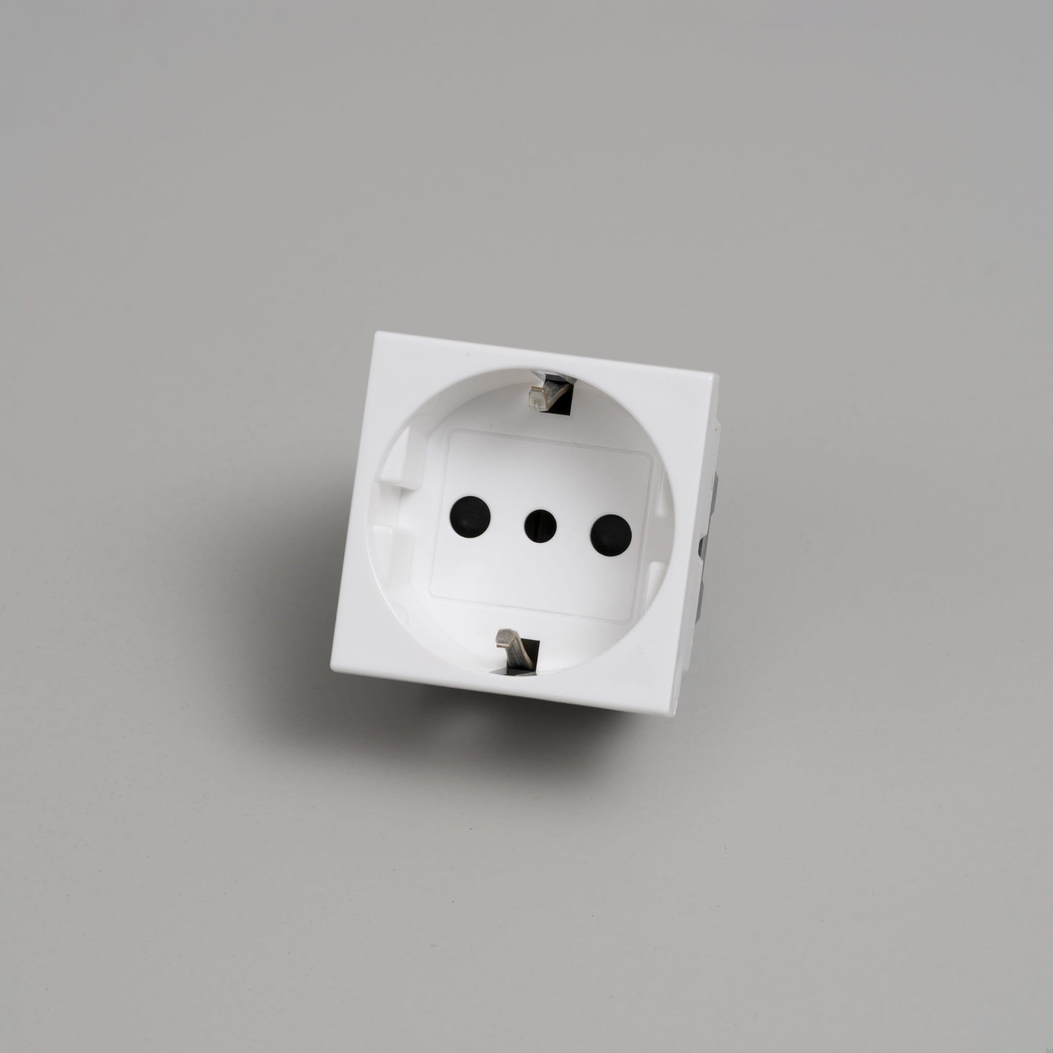 EU_Electricty_Italian_Multi_Type_F_L_White_Front_Web-scaled.jpg