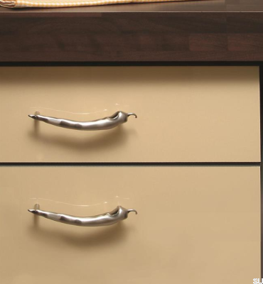 Chili R 96 länglicher Möbelgriff, gebürstetes Nickel