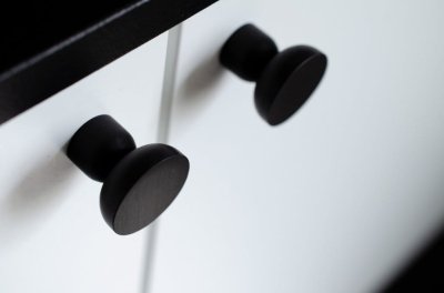 Kokeshi 3032 schwarzer Möbelknopf aus Aluminium