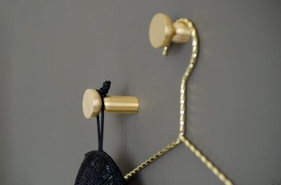 Kokeshi 3052 Wandhalter, gebürstetes Messing, unbemalt