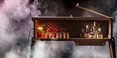 Handgefertigte Whiskybar aus amerikanischem Walnussholz mit europäischem Standardstecker