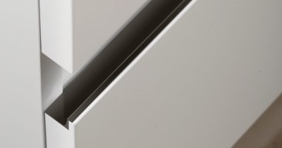 Möbelgriff aus Grada 997 Aluminium mit schwarzer Kante