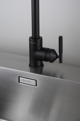 Ausziehbare Küchenarmatur aus schwarzem, linearem Messing mit europäischem Anschluss