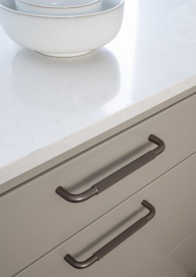 Helix Stripe 128 länglicher Möbelgriff, dunkelbraunes Aluminium