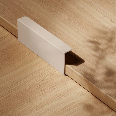 Möbelgriff Hide 120 mit Metallkante Greige