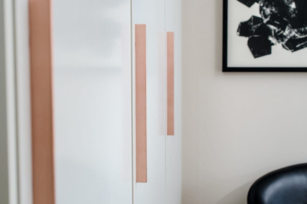 Ukazanie uchwytu na meblu