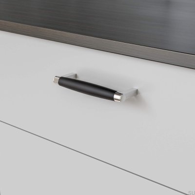 Hjo 128 länglicher Möbelgriff, mattschwarzes Metall mit Chrom