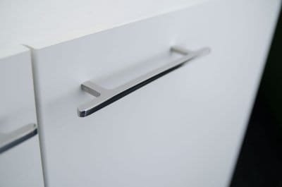 Flat Line 128 länglicher Möbelgriff, polierter Stahl
