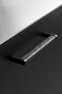 Crossing 160 länglicher Möbelgriff Metall Schwarz Matt mit schwarzem Eichenholz