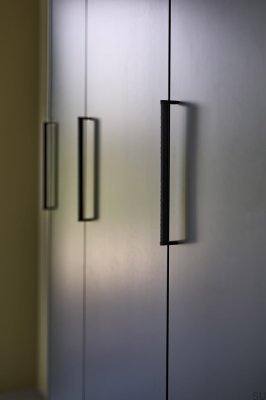 Möbelgriff Crossing 320 aus Metall, mattschwarz, mit schwarzem Eichenholz 