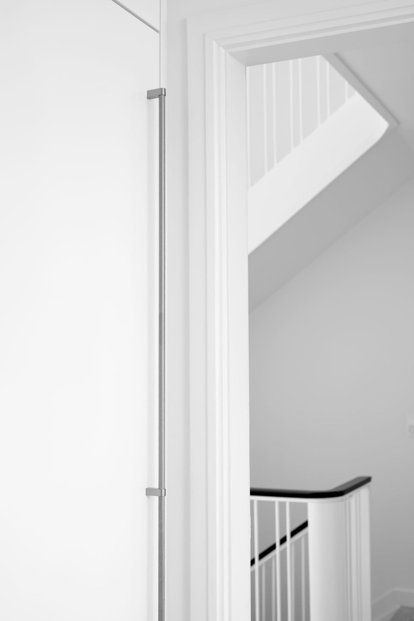 2405301280-25--Uchwyt-meblowy-podłużny-Regular-2-L-1280-Stalowy-Srebrny-Polerowany-Furnipart-Skandynawskie-Uchwyty_2