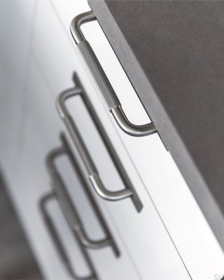 Helix 160 länglicher Möbelgriff aus Aluminiumsilber mit Unterlegscheibe