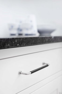 Lounge 160 Möbelgriff aus Stahl, satiniert, silberfarben, mit schwarzem Leder