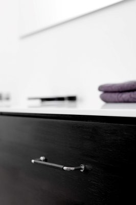 Lounge 160 Möbelgriff aus Stahl, poliertes Silber, mit schwarzem Leder