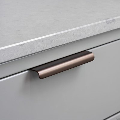 Möbelgriff Lip 120 Edge, Messing, braun, gebürstet