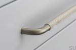 Zdjęcie przedstawia uchwyt meblowy podłużny na meblu z serii Helix od Beslag Design