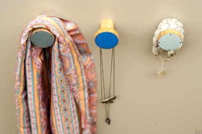 Simple 30 Wandgarderobe aus Eichenholz, emailliert, hellgrau, Hartöl, farblos, seidenmatt