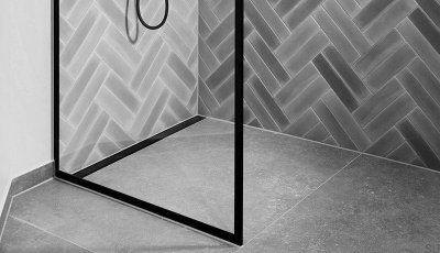 Duschglas mit schwarzem Rahmen GlassLine 900