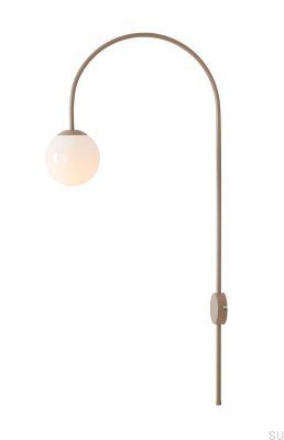 Una Wandleuchte aus Metall in Beige