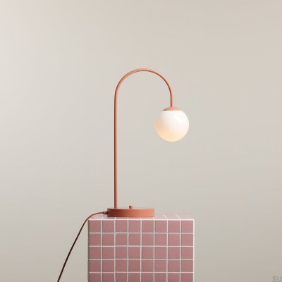 Una Metallkorallen-Schreibtischlampe