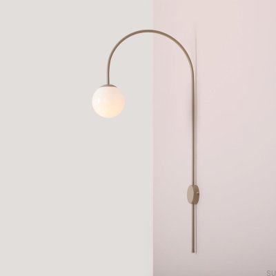 Una Wandleuchte aus Metall in Beige