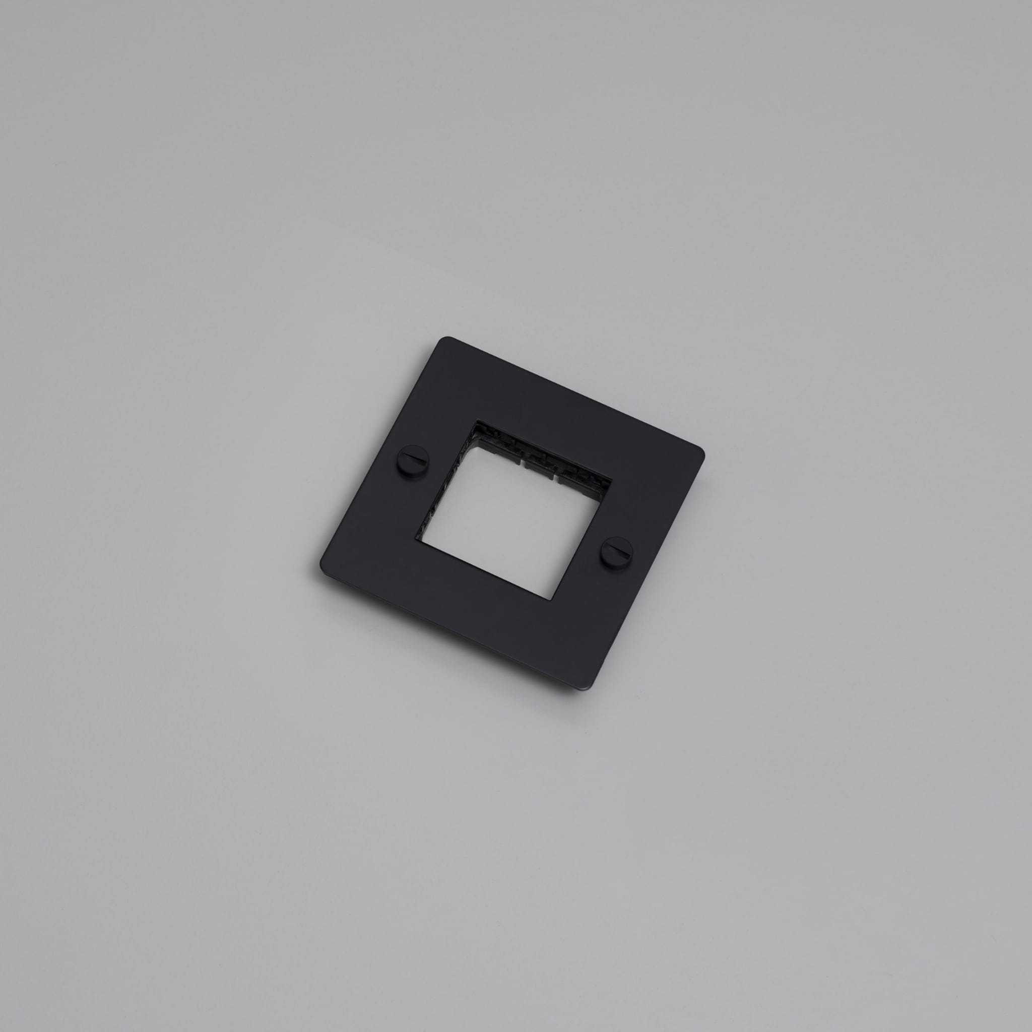 EU_ELECTRICITY_1G_Wall_Plate_No_Infill_Black_Web_no_logo-scaled.jpg