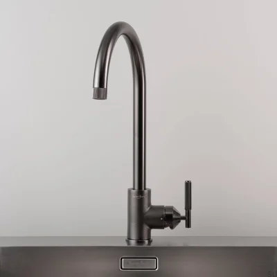 Lineare Küchenarmatur aus Messing in Gunmetal-Optik mit europäischem Anschluss
