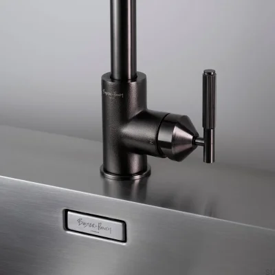 Lineare Küchenarmatur aus Messing in Gunmetal-Optik mit britischem Anschluss
