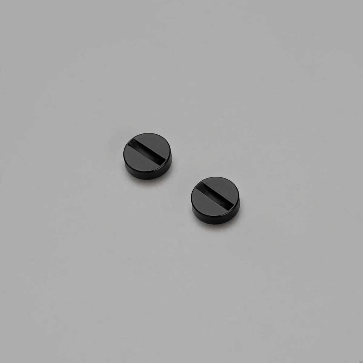 PDK-023744--Zestaw-dekoracyjny-do-ramki-Coin-Caps-Czarny-2-szt-Buster-+-Punch-Skandynawskie-Uchwyty_1