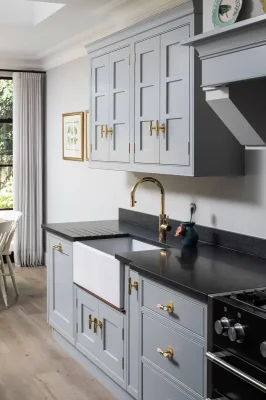 T-förmiger Möbelgriff mit Kreuzplatte, Messing 95