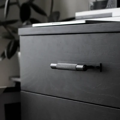 Langer Möbelgriff mit Kreuzplatte, 225er Stahl, schwarz