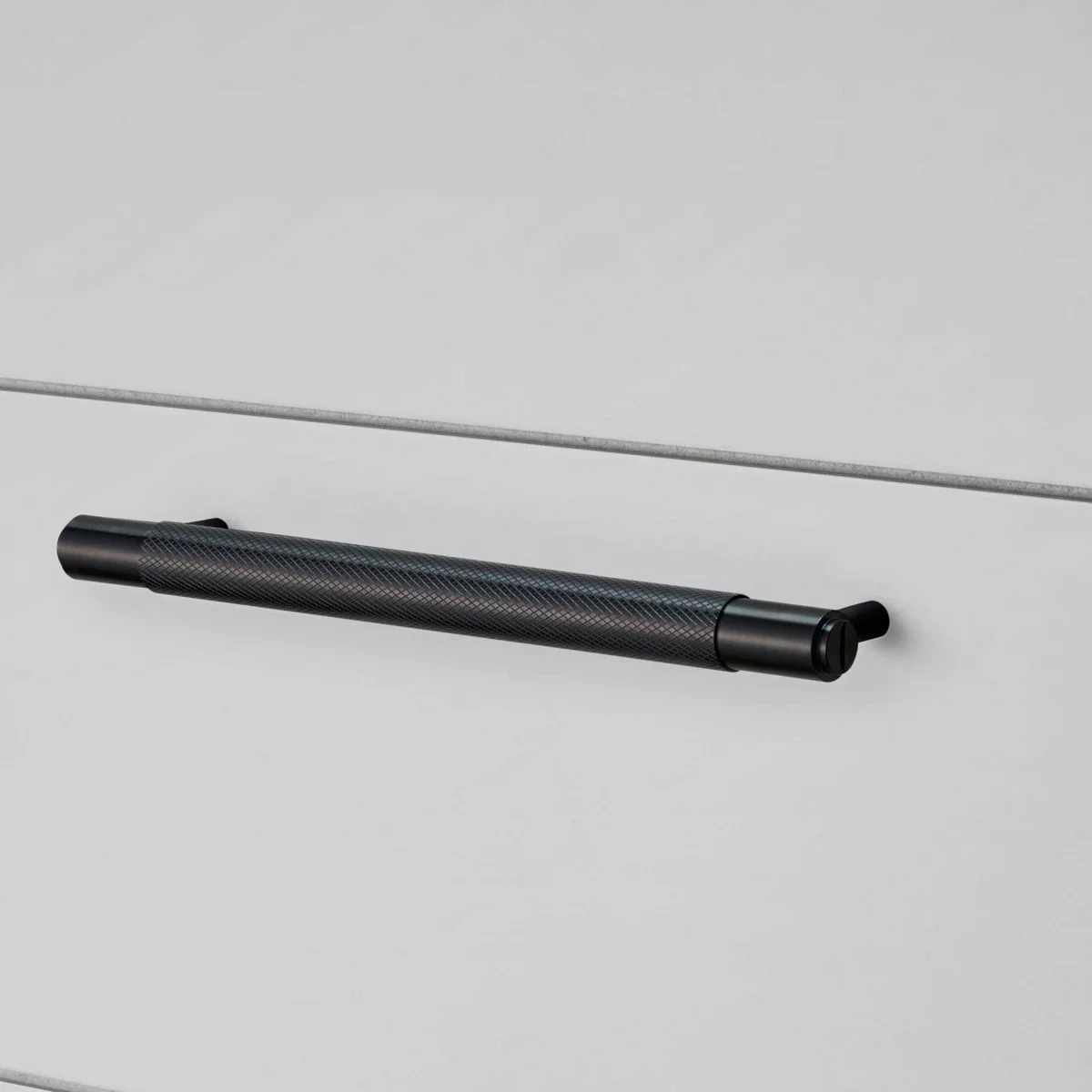 UPB-024569--Uchwyt-meblowy-podłużny-Pull-Bar-Cross-Medium-Czarny-Skandynawskie-Uchwyty_1