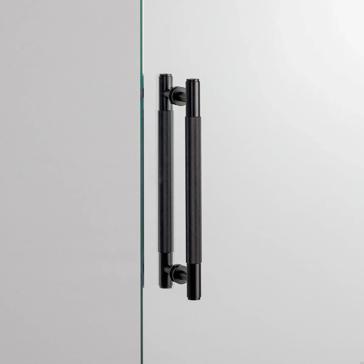 UPB-024579--Uchwyt-meblowy-podłużny-dwustronny-Pull-Bar-Cross-Czarny-Buster-+-Punch-Skandynawskie-Uchwyty_1