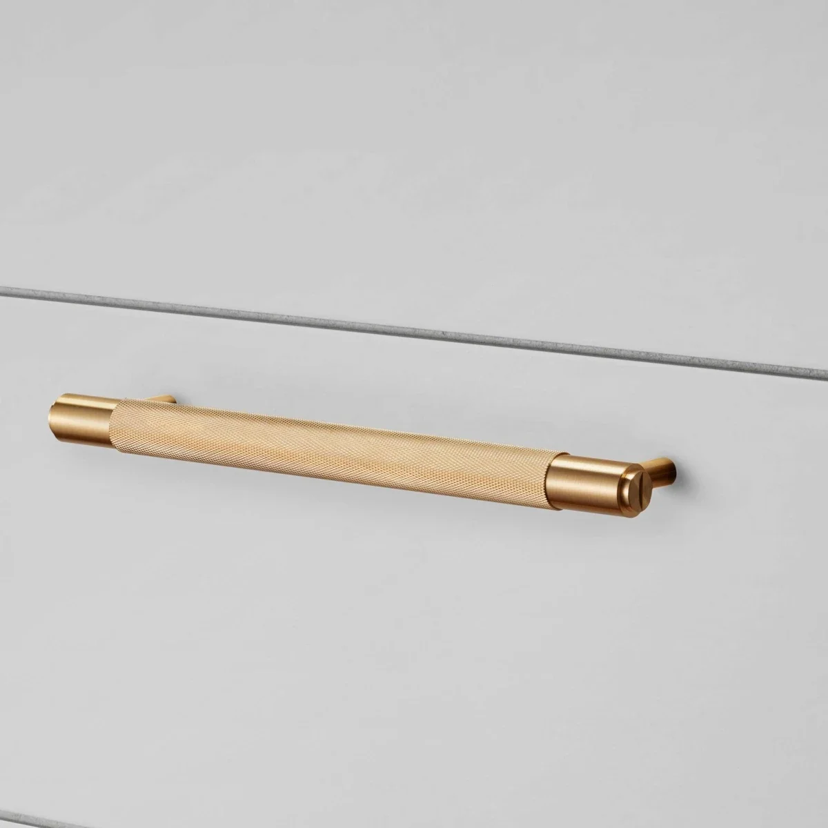 UPB-054575--Uchwyt-meblowy-podłużny-Pull-Bar-Cross-Medium-Mosiądz-Skandynawskie-Uchwyty_1
