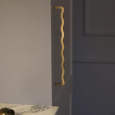 Langer Möbelgriff Fala 08 357 Gebürstetes Messing