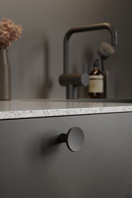 Terra 37 Möbelknopf, Gusseisen, mattschwarz