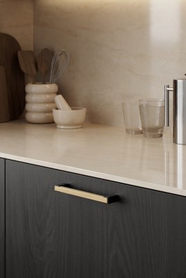 Langer Möbelgriff Segment 160 Eichenholz mit mattschwarzer Oberfläche