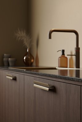 Papillon 160 länglicher Möbelgriff, mattgoldenes Aluminium mit Eichenholz