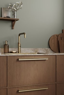 Papillon 320 länglicher Möbelgriff, mattgoldenes Aluminium mit Eichenholz